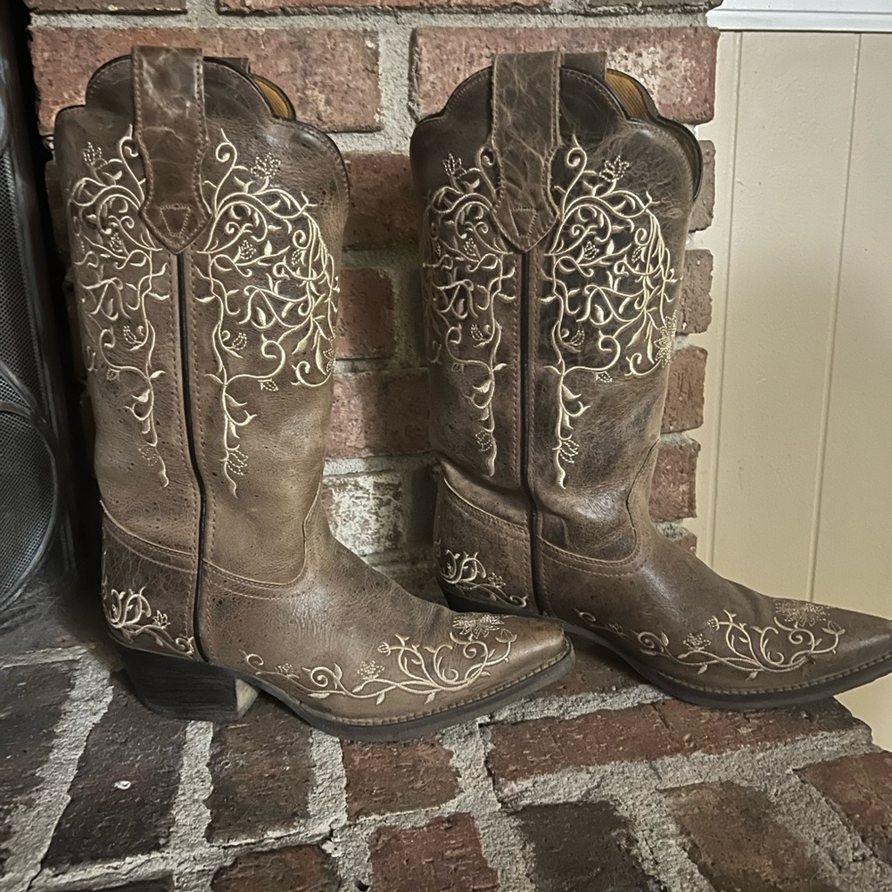 Women’s cowgirl boots